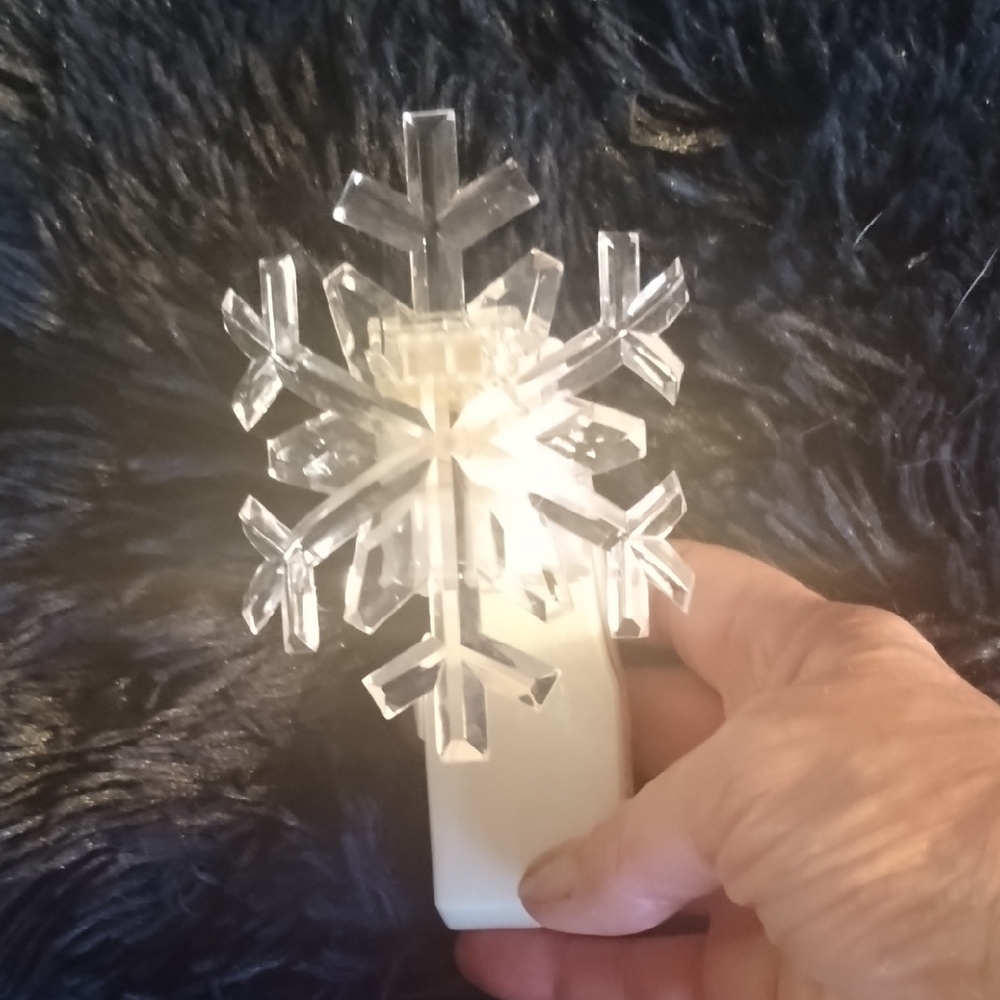 Wallflower Frosted Crystal Snowflake Light